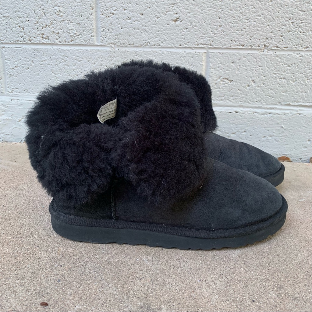 Ugg // Bailey Button Boot - Size 8